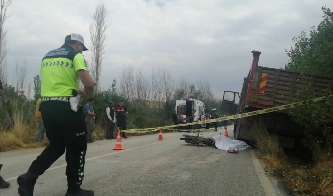 Konya yolunda feci kaza! Belediyeye ait kamyon motosikletli genci ezdi! 4
